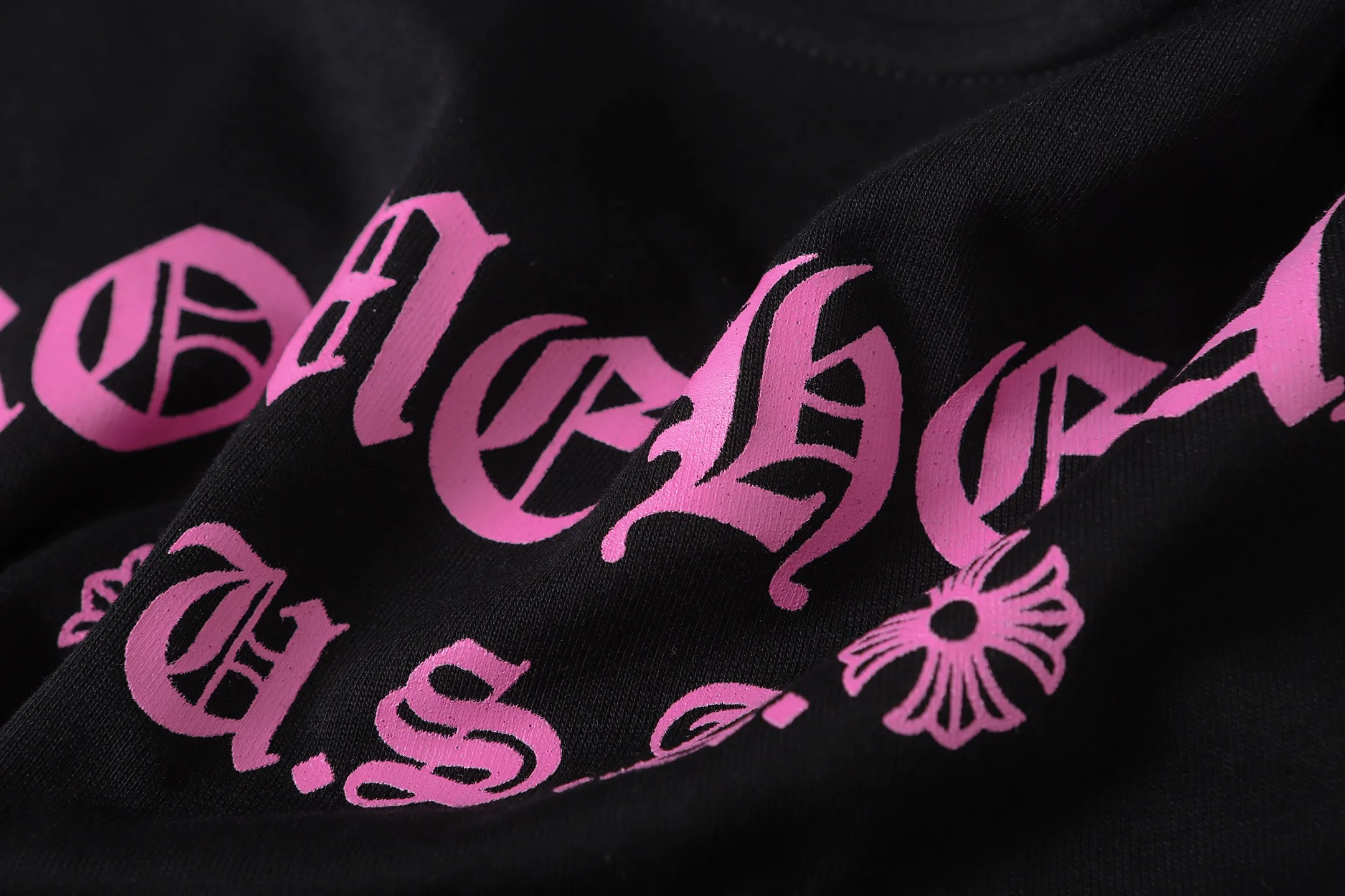 P150 Cross-border model, please do not place an order if you are pursuing quality -Chrome Hearts/Chrome Hearts Sanskrit rose printed bat sleeves popular short-sleeved T-shirt -High weight, high density and high quality, soft, delicate and skin-friendly wool, soft and silky to the touch, excellent warmth and skin-friendly properties -Customized weaving and dyeing, no color difference, no matter the fabric or workmanship details, beat the ordinary version on the market -Colour: black -Size: S M L XL